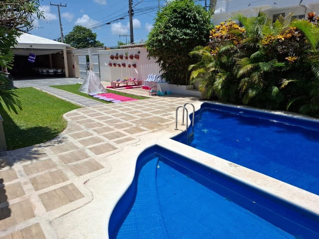 Alberca con área de fiesta