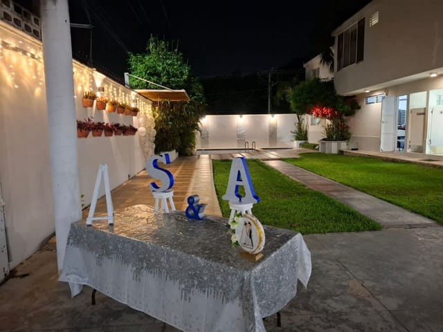 Boda nocturna en el jardín
