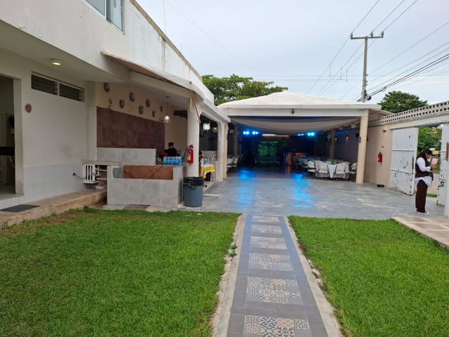 Entrada al salón desde el jardín