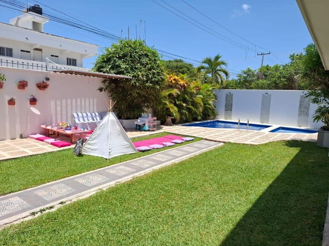 Jardín con alberca y cascadas