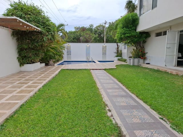 Jardín con sendero y alberca