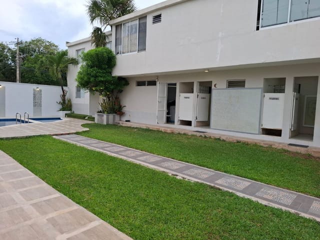 Jardín y fachada del venue