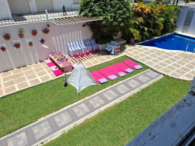 Vista aérea del jardín y alberca