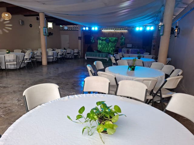 Salón con iluminación de fiesta