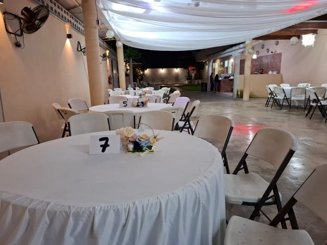 Salón con mesas para evento